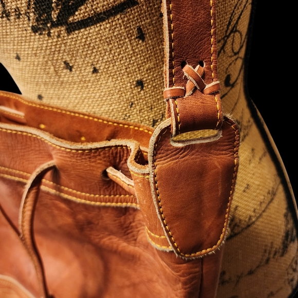 ☆SALE☆  Frye Brown Crossbody Bag with Leather Material and Adjustable Strap - Picture 4 of 9